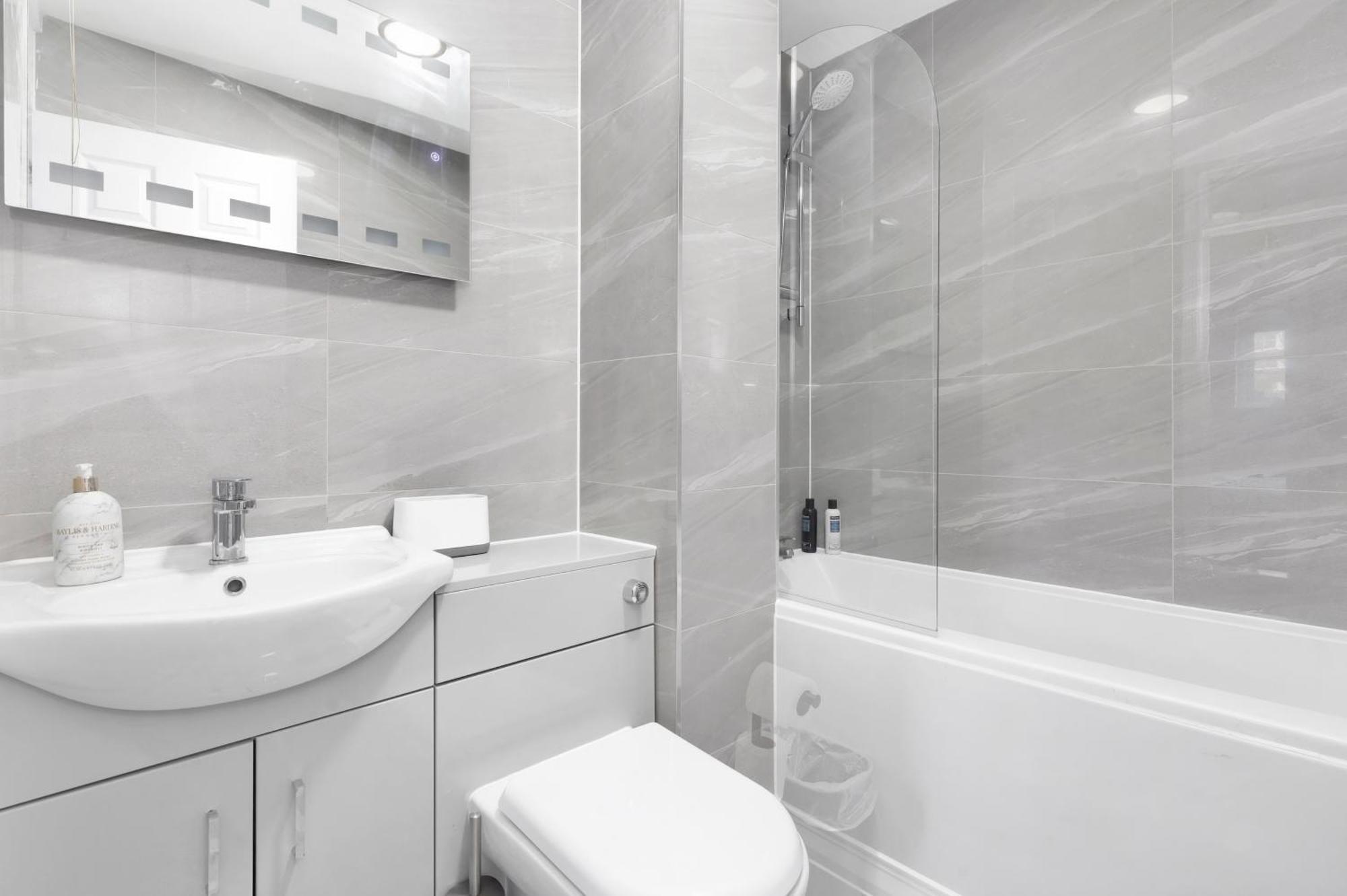 Waterside 4 Bed Apartment 런던 외부 사진